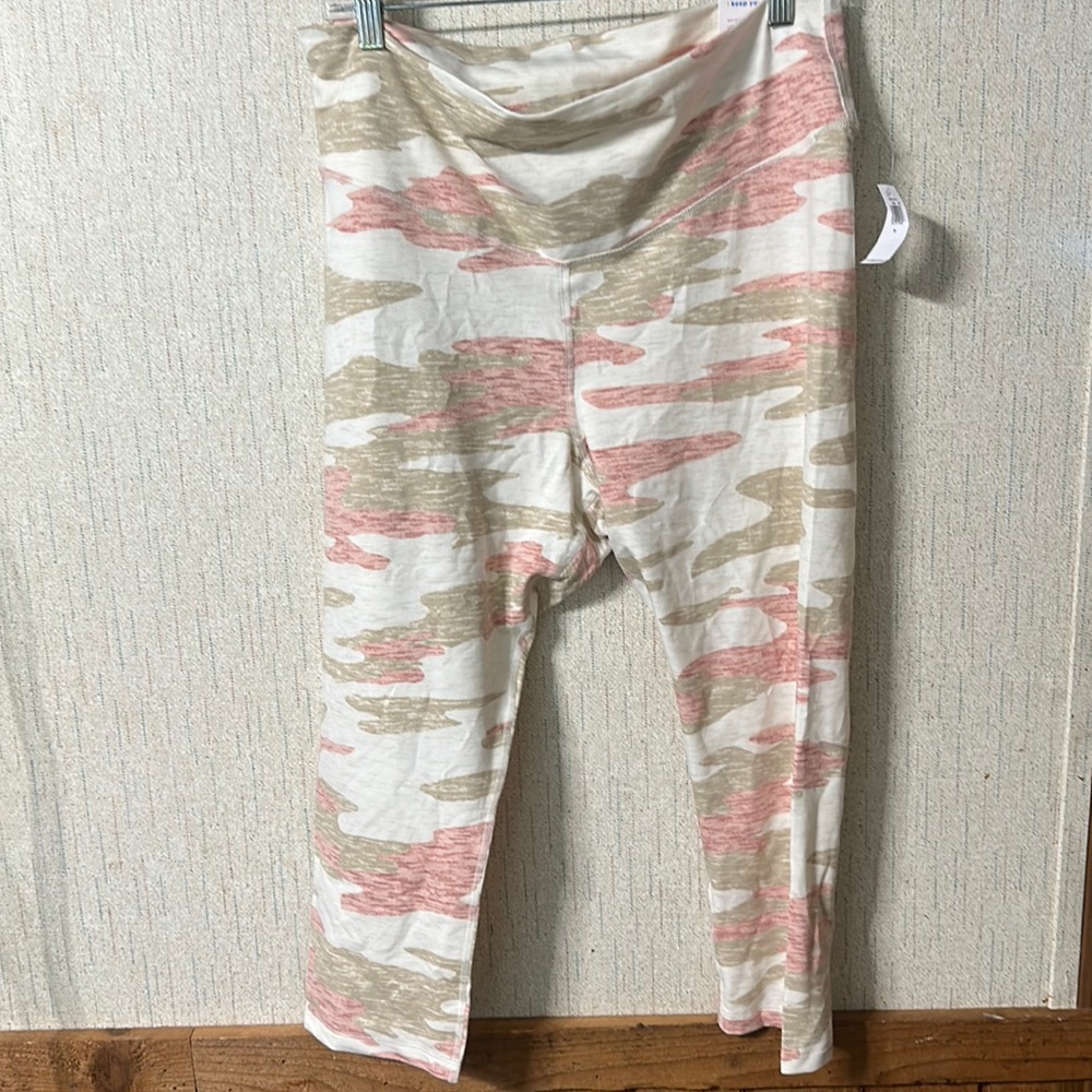 OLD NAVY EXTRA HIGH RISE CAPRI LEGGING: SAND CAMO: NEW WITH TAGS: SIZE XL